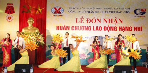 Công ty CP Địa chất Việt Bắc đón nhận Huân chương Lao động hạng Nhì